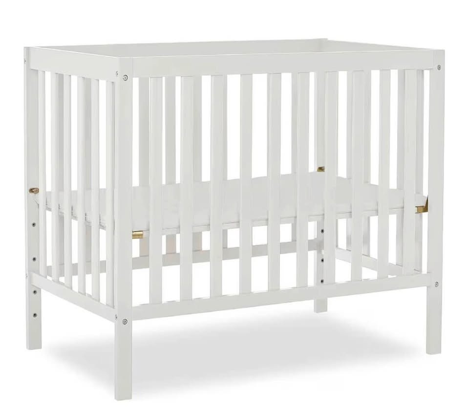 Dream On Me Mini Crib + Mattress – Excellent Condition! 🛏️
