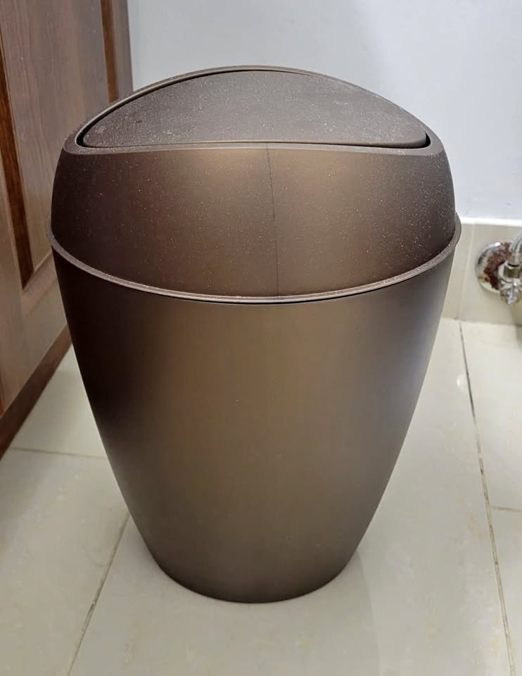 Modern Swing Lid Trash Can – Brown – Clean Condition