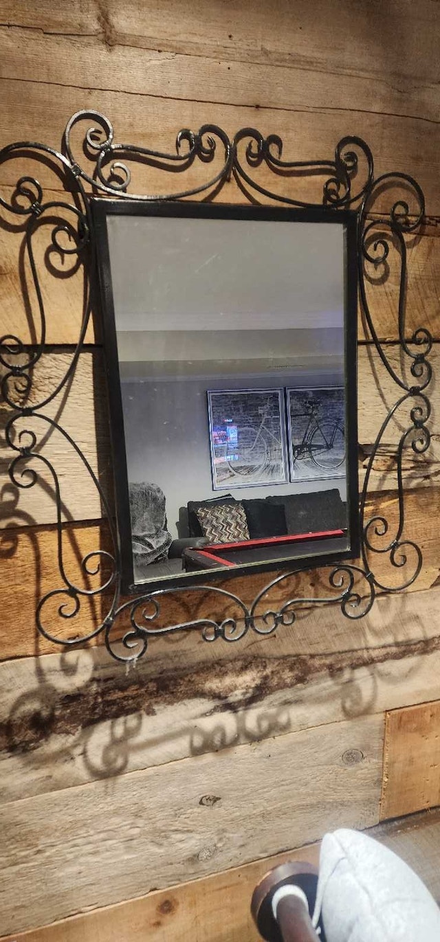 Wall mirror