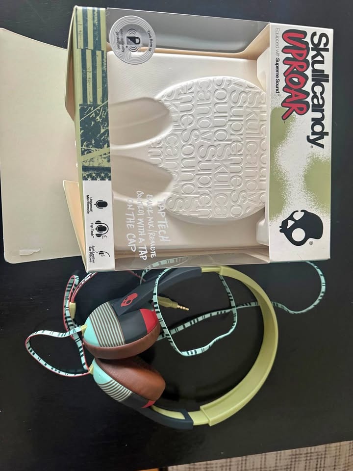 Skull candy Upror Wited Headphones with mic
