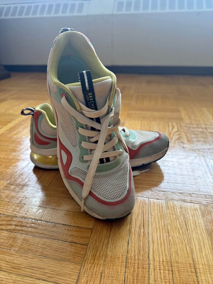 Sketchers Size 8 los angeles Uno