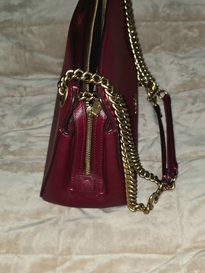 Gorgeous Burgundy 100% Pebbled Leather, Authentic bag from COACH - photo 4