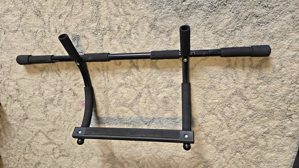 Pullup bar for doorframe