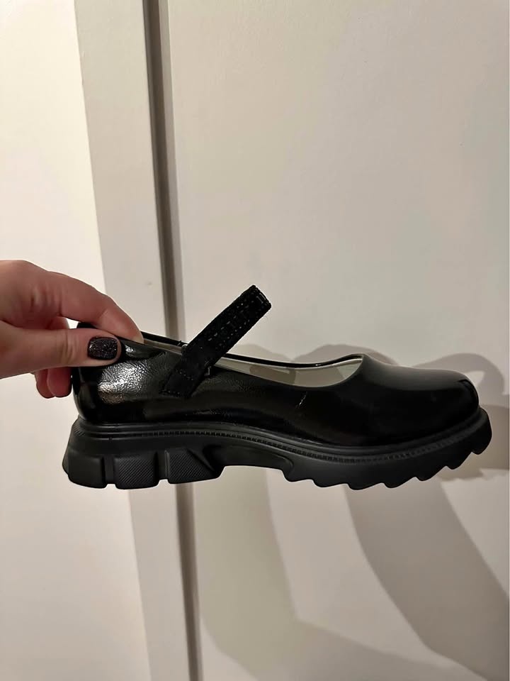 Kids classic shoes for girls - size 35 EUR/4.5 US - worn only on