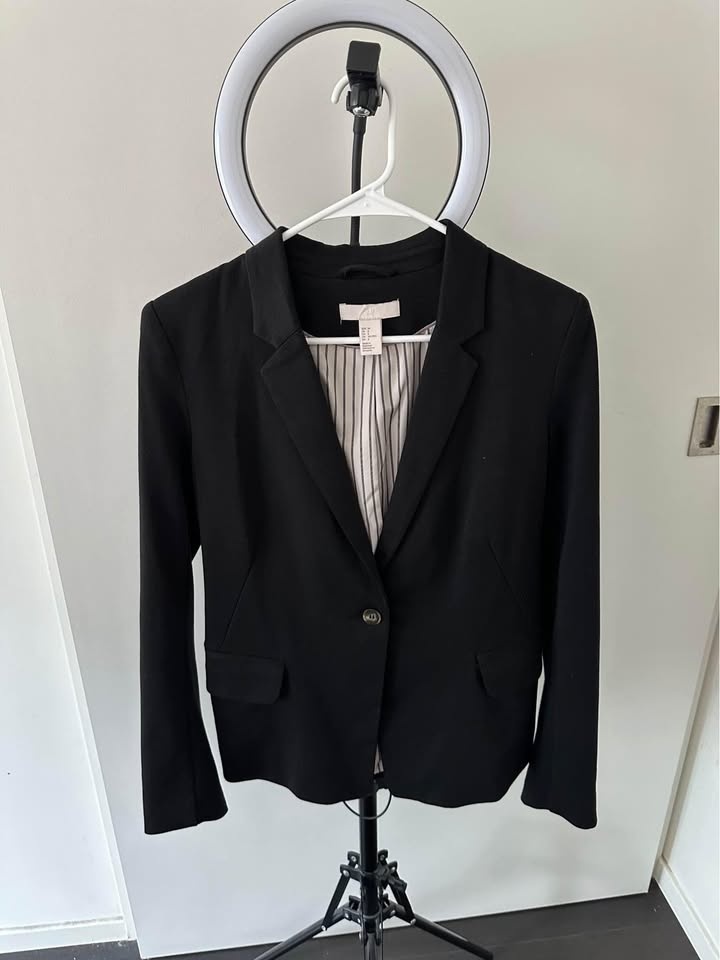 Women’s classic black blazer- size 8 (38 European)-great conditi