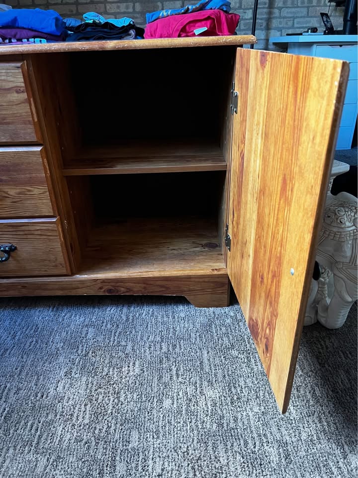 Wooden dresser/nightstand set - photo 2