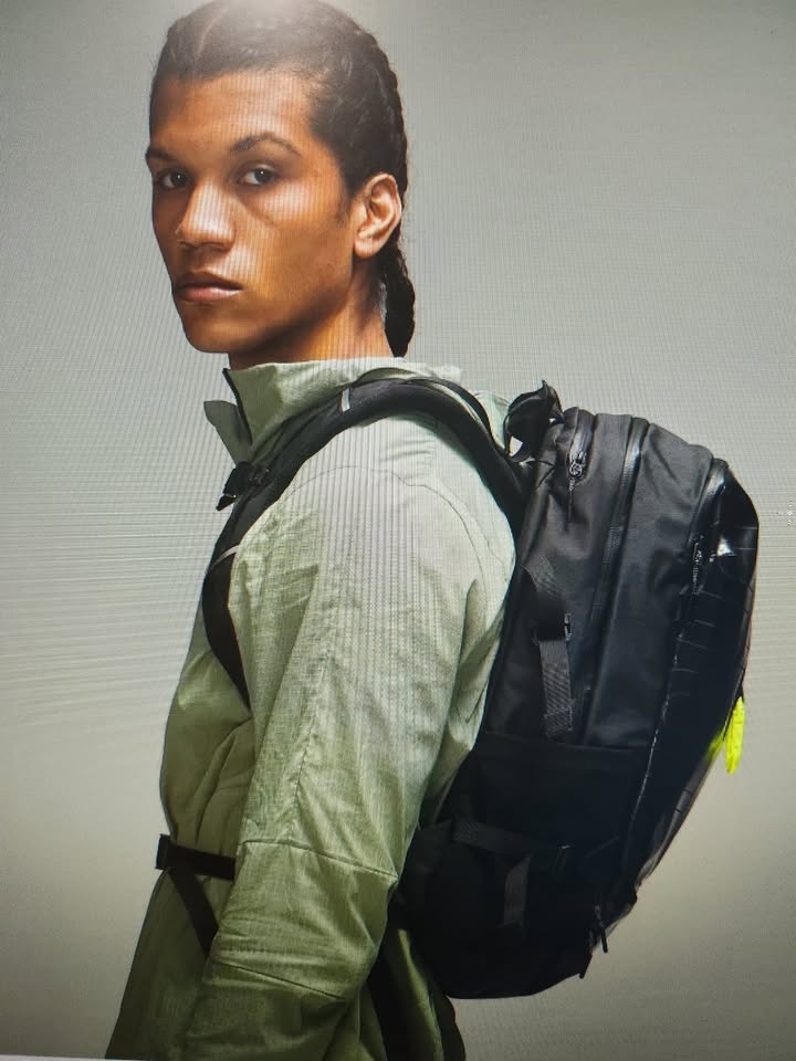 Lululemon - LiftOS Hiking Backpack 25L - Unisex - Black - photo 3