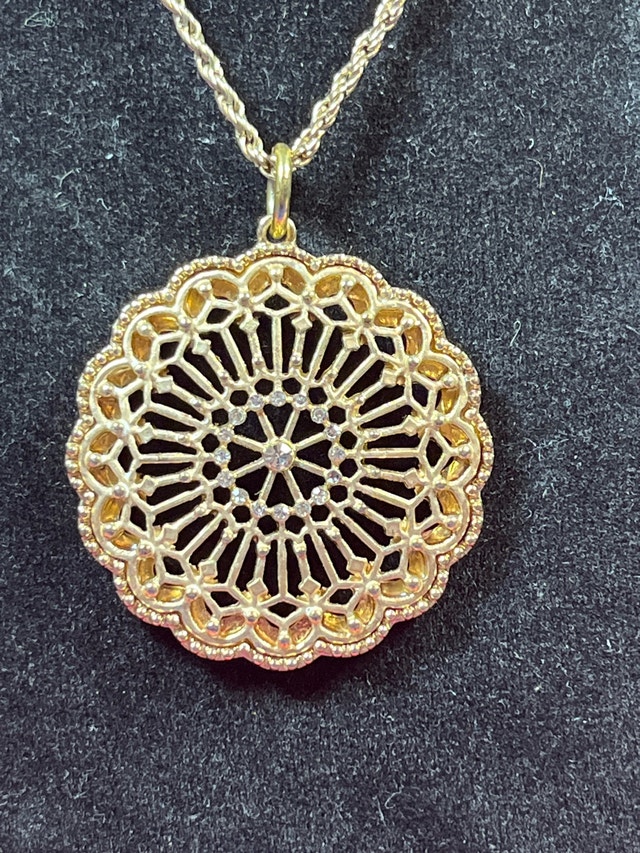 Gold-Tone Filigree Pendant Necklace - photo 2