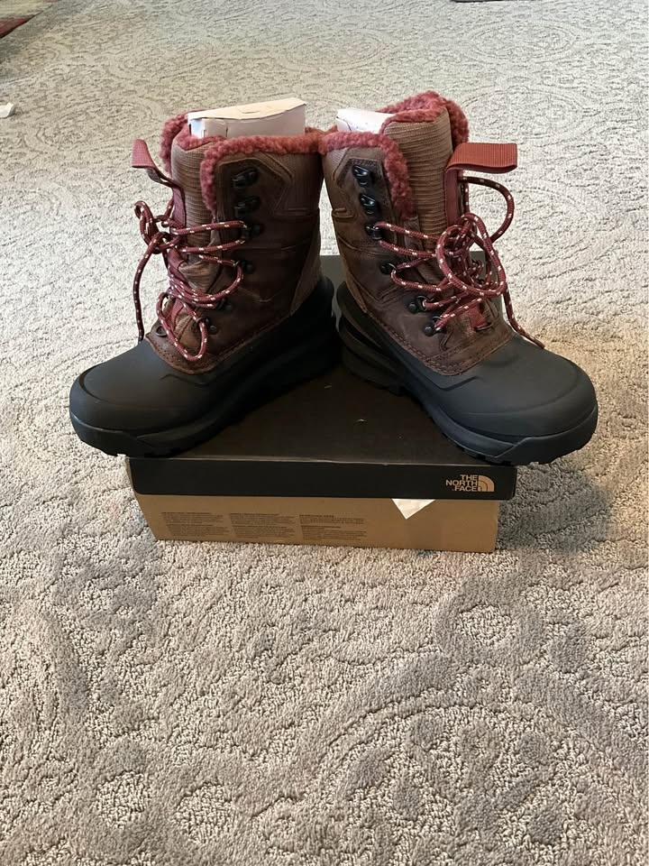North face size 7 winter boots - photo 2