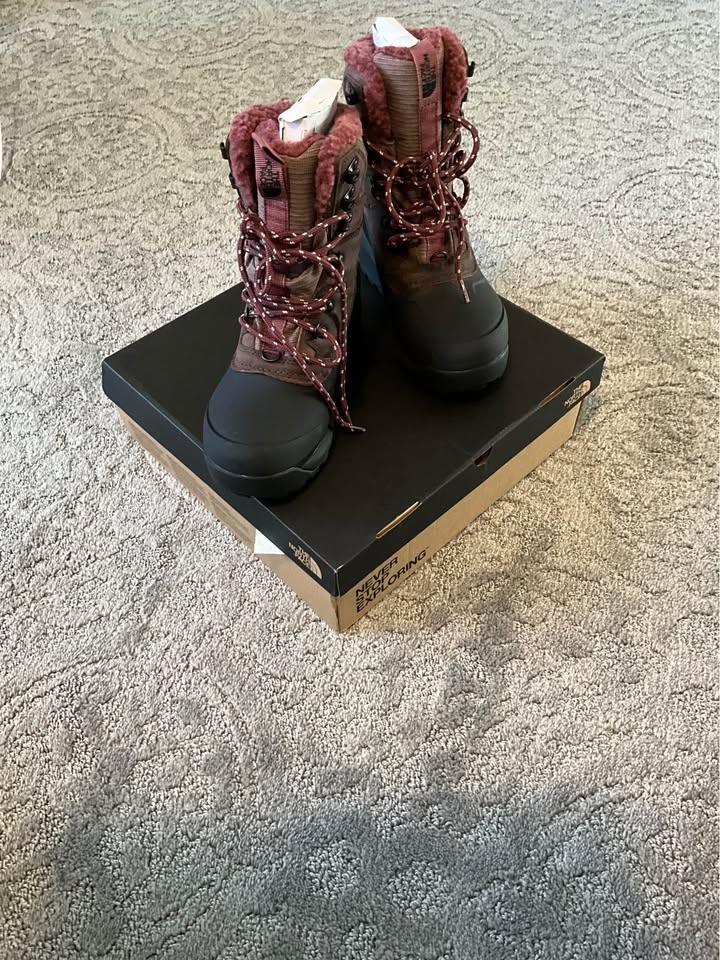 North face size 7 winter boots - photo 3