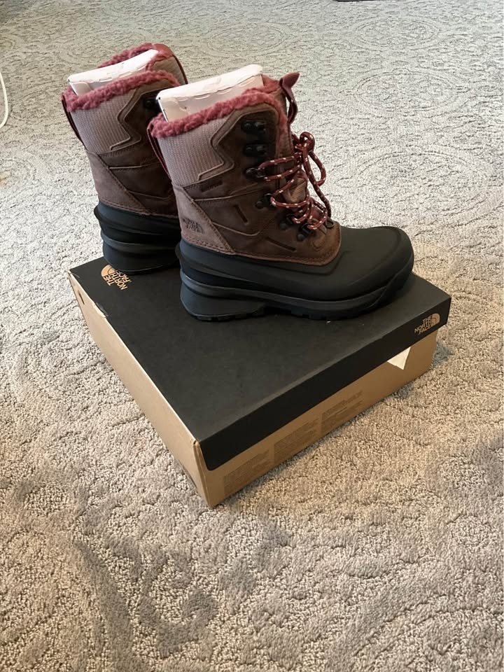 North face size 7 winter boots - photo 4