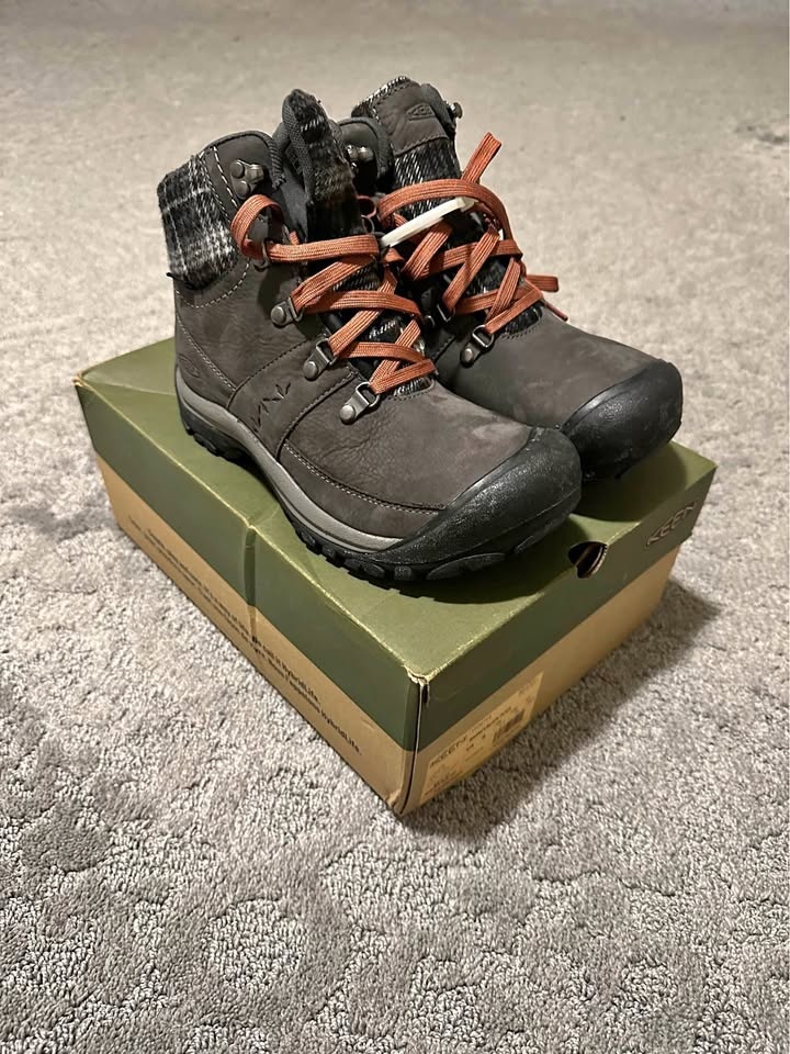 Brand new Keen size 8 winter boots
