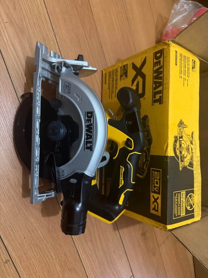 Dewalt circular saw Tool only - photo 2