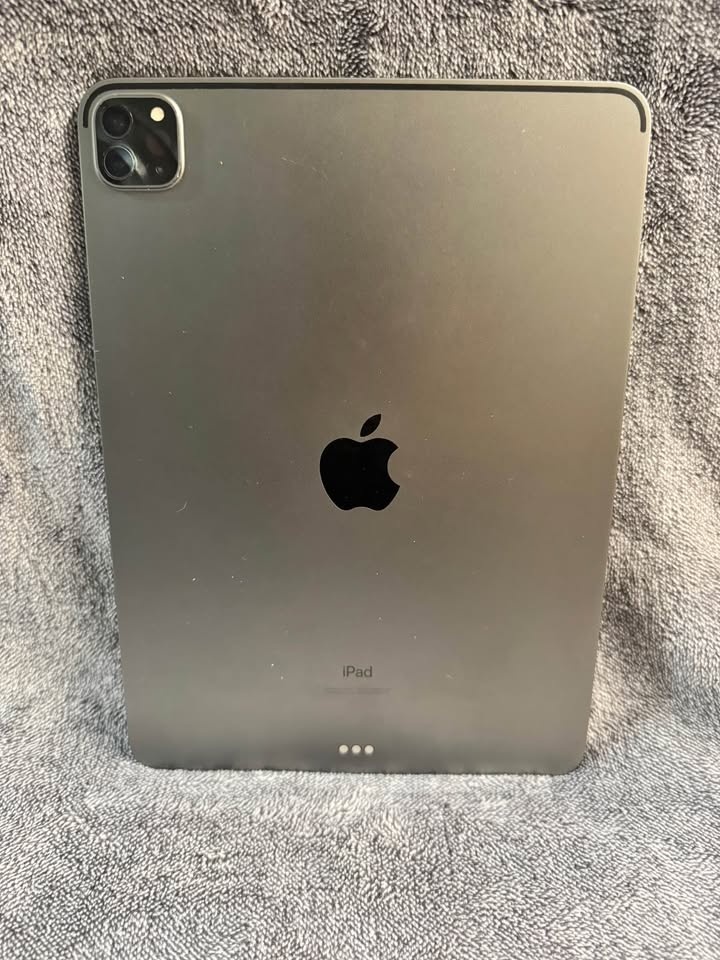 100% Battery! iPad Pro 11inch 2nd Generation 128GB - photo 4