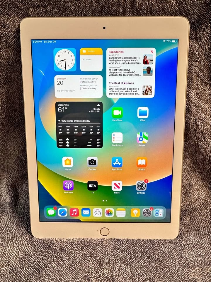 iPad 5th Generation Silver 32GB w/ New Cable