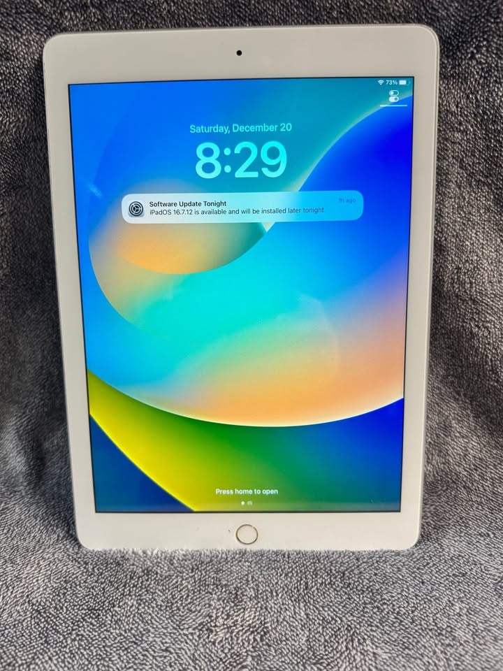 iPad 5th Generation Silver 32GB w/ New Cable - photo 2