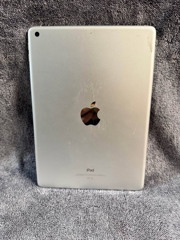iPad 5th Generation Silver 32GB w/ New Cable - photo 4