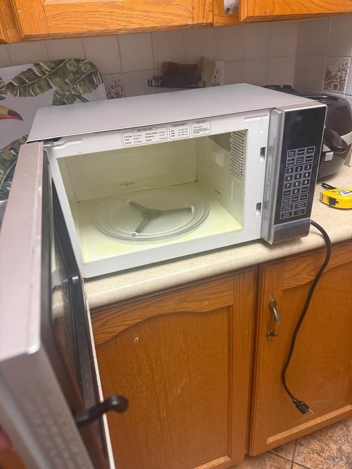 RCA Countertop Microwave – Works Great - photo 2