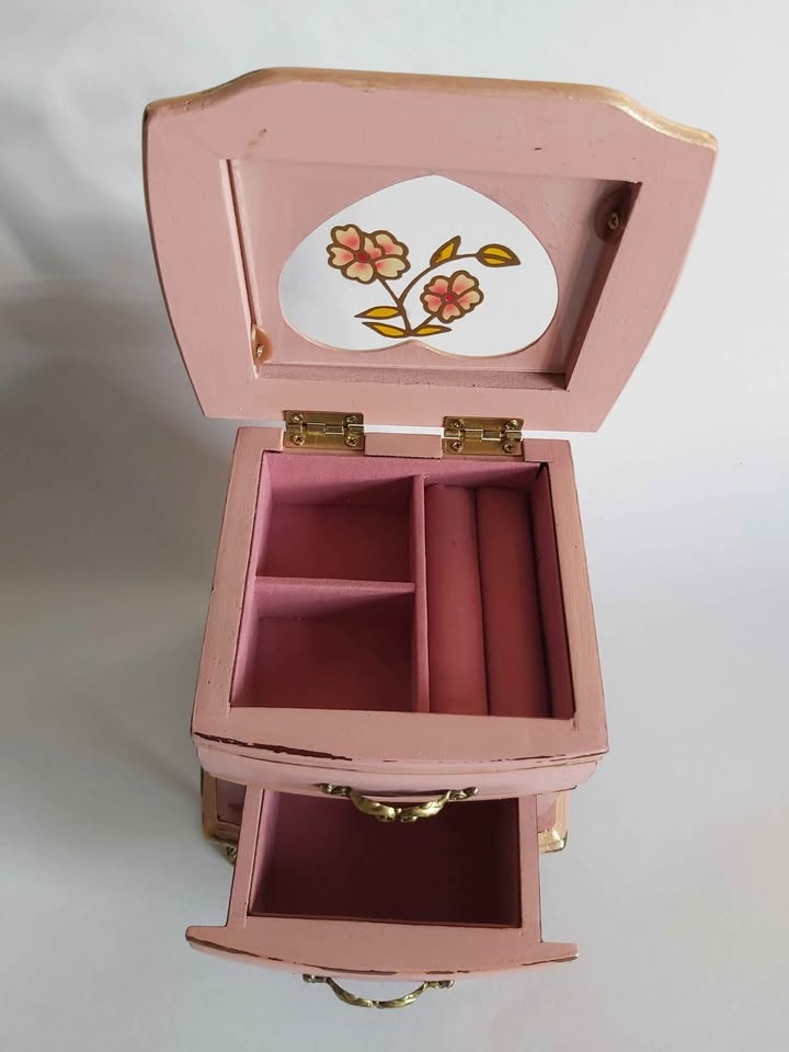 Upcycled vintage jewelry box - photo 3