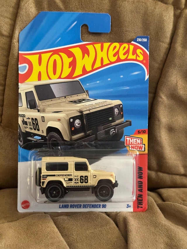 Hot Wheels Land Rover Defender 90 - photo 2