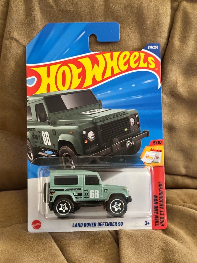 Hot Wheels Land Rover Defender 90 - photo 3