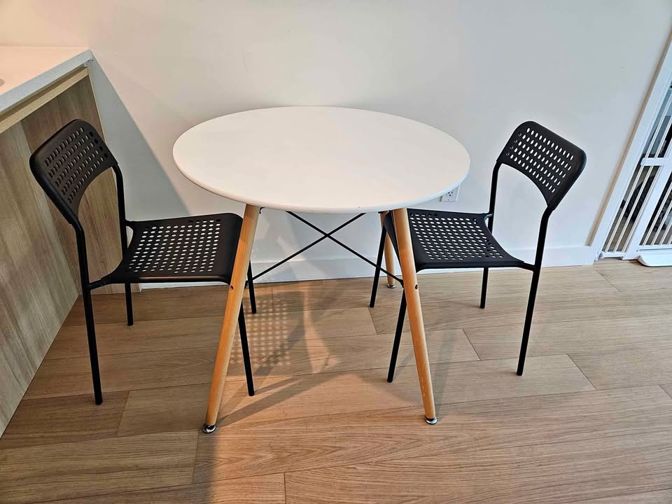 Minimalist Modern Round kitchen table with 2 chairs