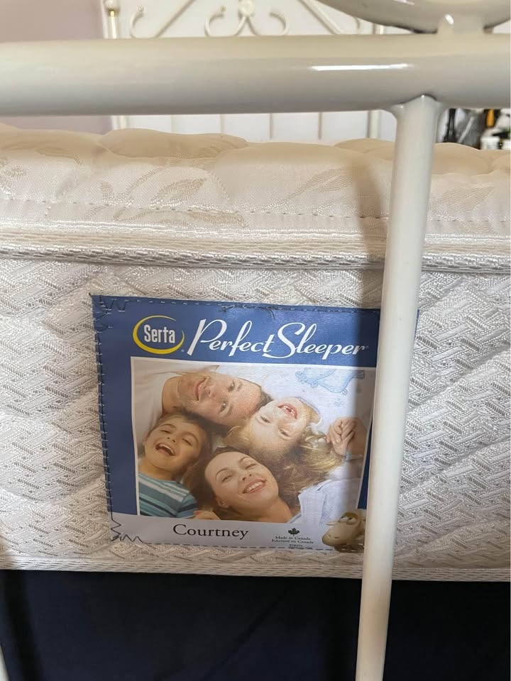 Twin sized bed - photo 2