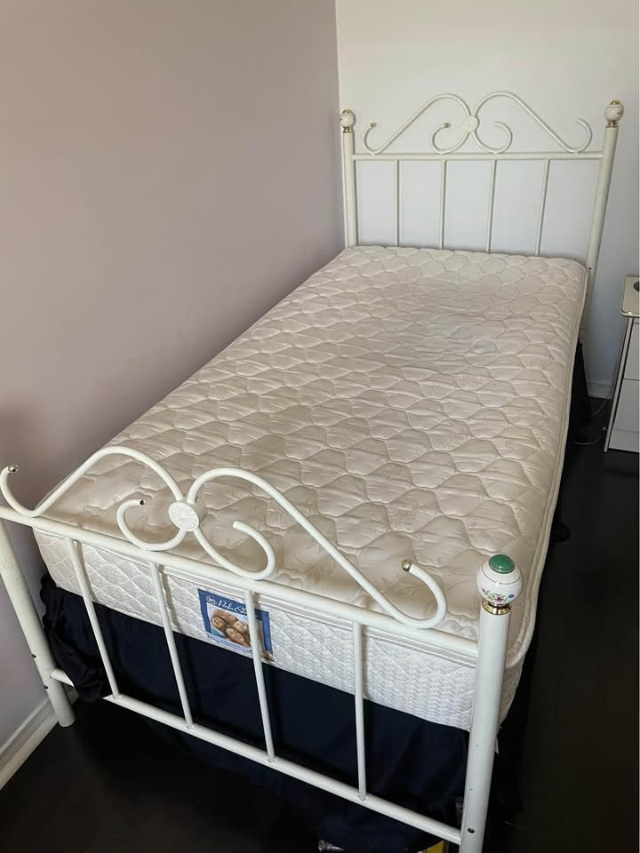 Twin sized bed - photo 3