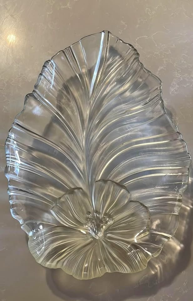 Glass leaf serving dish