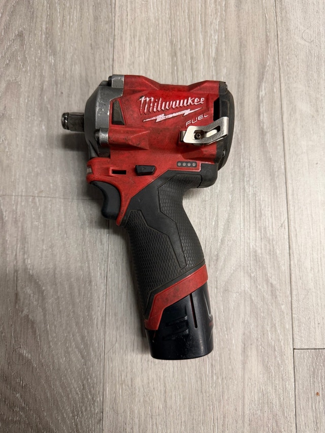 Milwaukee m12 brushless stubby impact 1/2” with battery