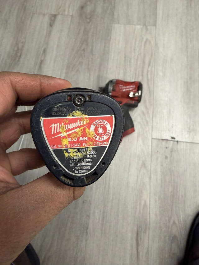 Milwaukee m12 brushless stubby impact 1/2” with battery - photo 2
