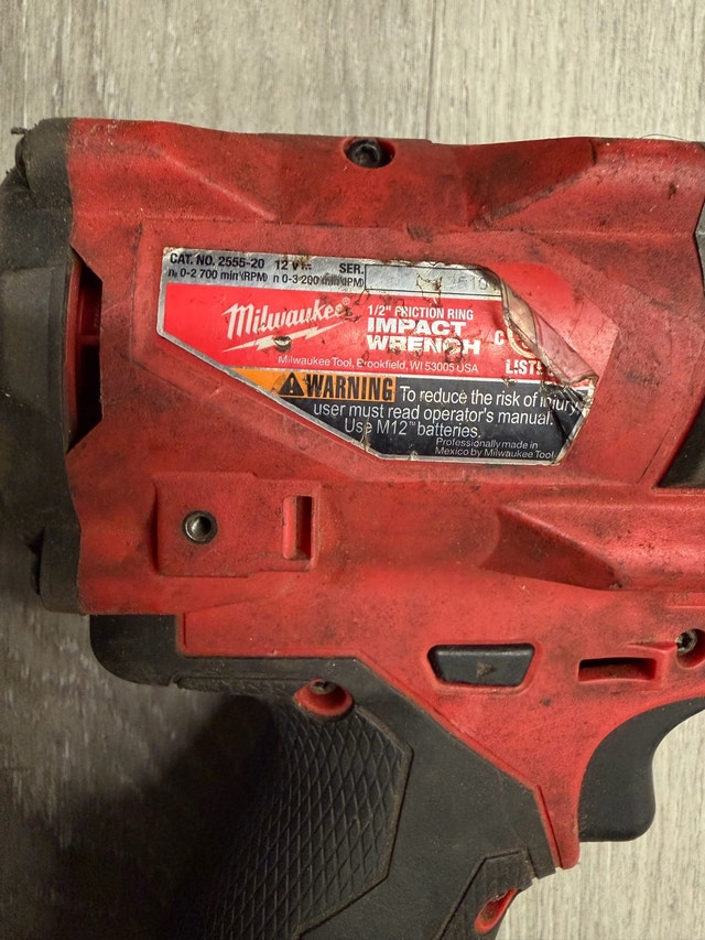 Milwaukee m12 brushless stubby impact 1/2” with battery - photo 3
