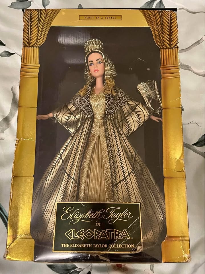 Elizabeth Taylor in cleopatra doll