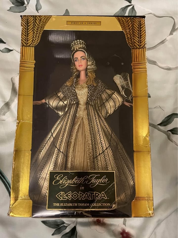 Elizabeth Taylor in cleopatra doll - photo 2