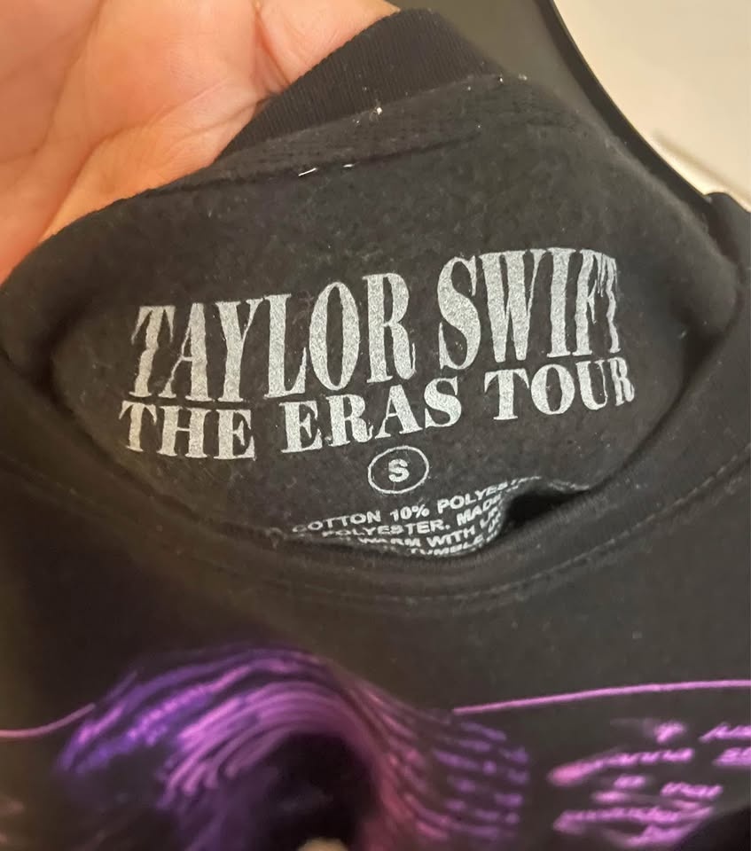 TAYLOR SWIFT | THE ERAS TOUR I JUST WANT TO STAY CREWNECK - photo 3