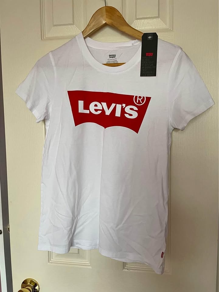 Women’s Levi’s t-shirt