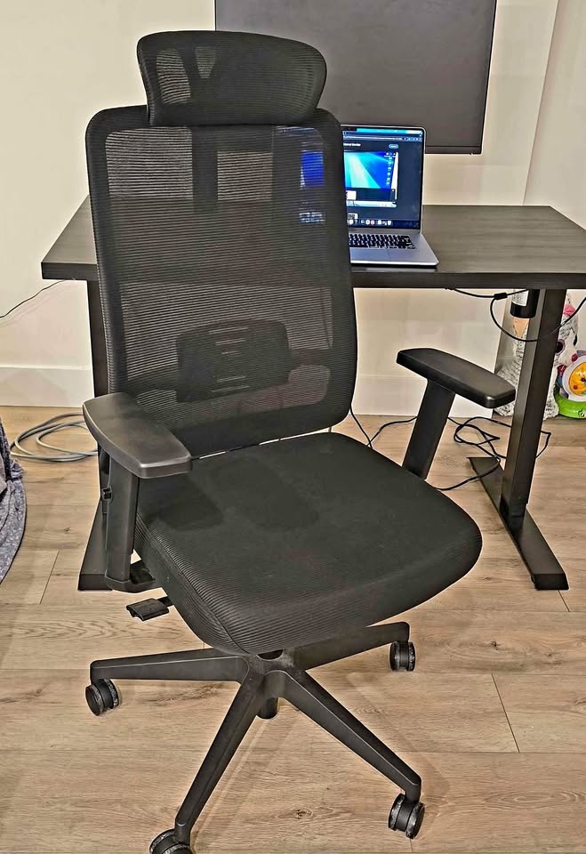 Ergonomic Mesh Office Chair with height adjustable