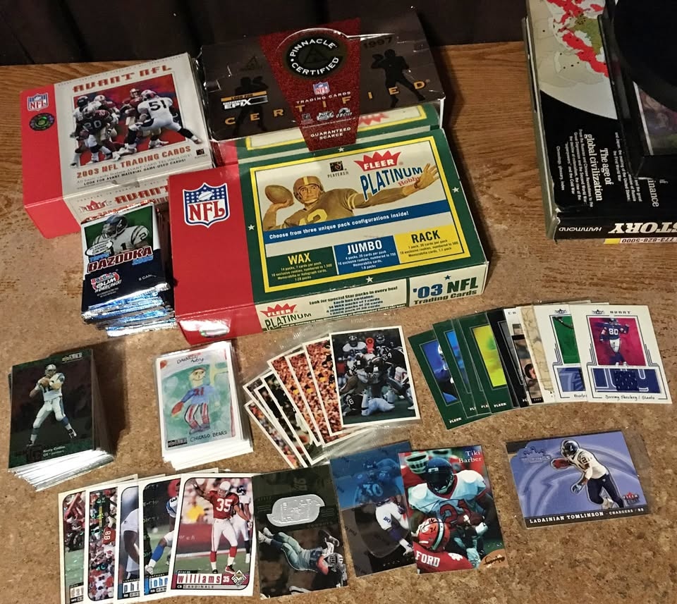 BIG LOT OF 610 FOOTBALL CARDS 90's 00's serialized full list