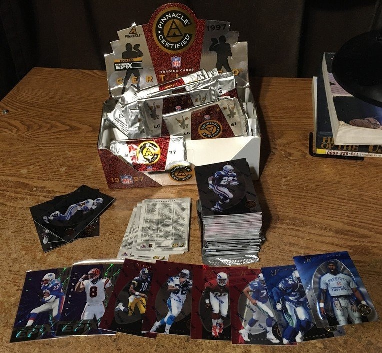 BIG LOT OF 610 FOOTBALL CARDS 90's 00's serialized full list - photo 4