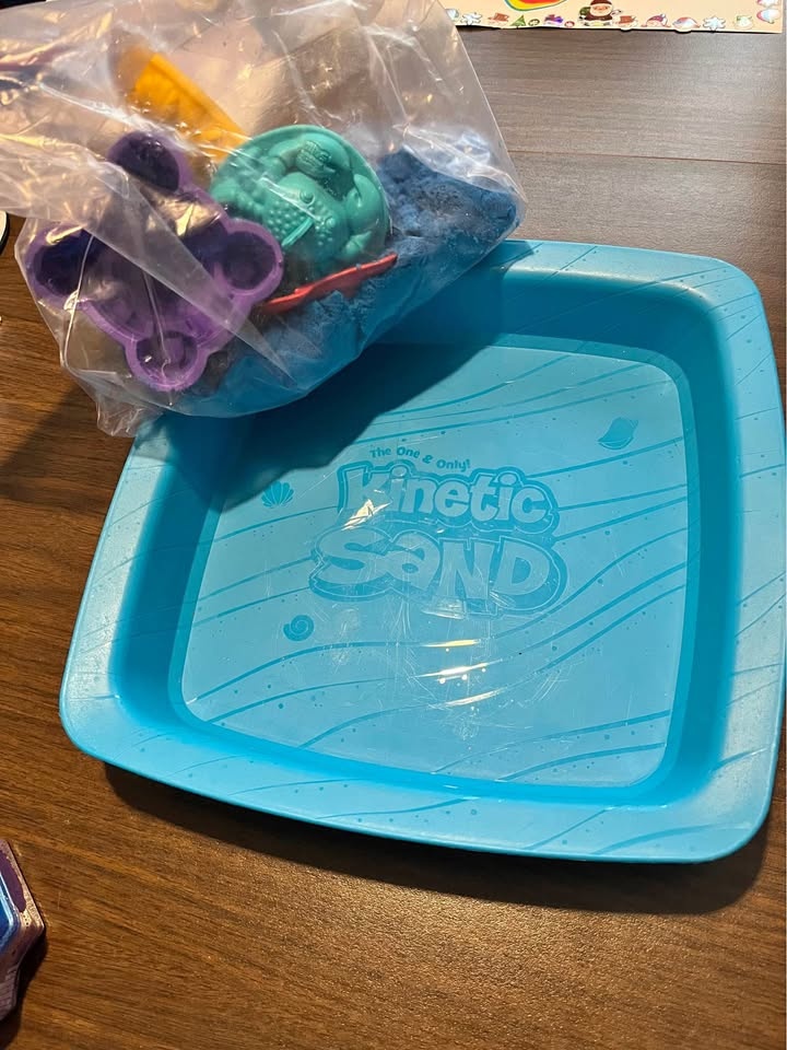 Kinetic sand kit plus new unopened sand packs!