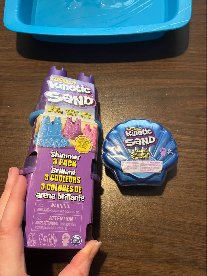 Kinetic sand kit plus new unopened sand packs! - photo 2