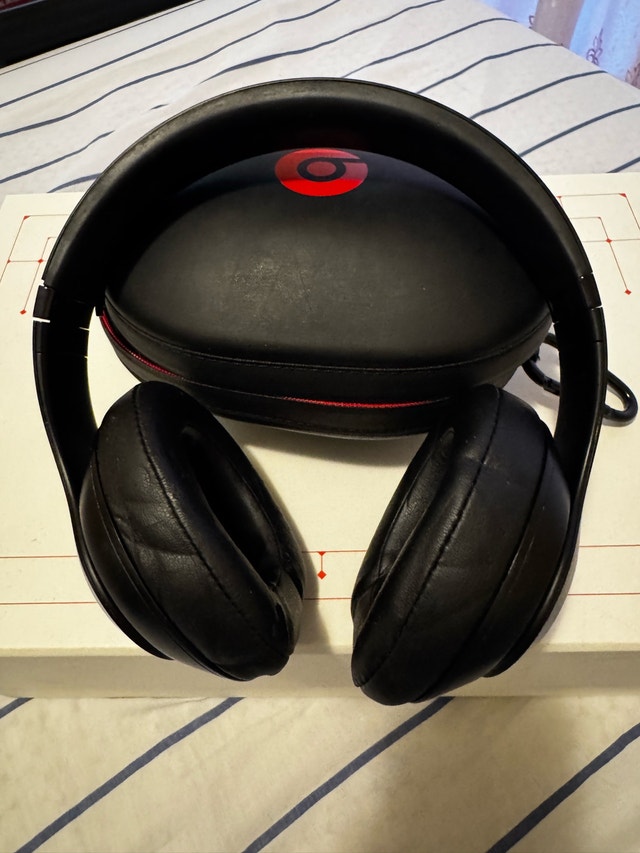 Beats Studio 3 Wireless - Fully Working - Broken Hinge