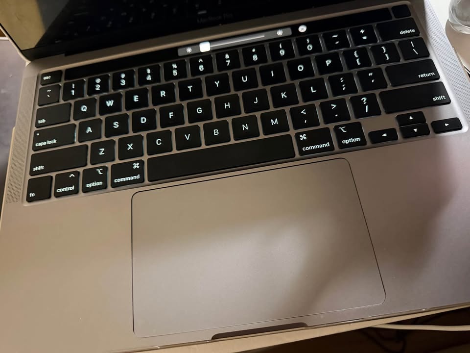 Macbook Pro 13" (2020) EXCELLENT CONDITION - photo 2