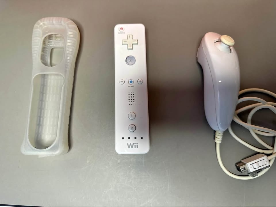 Official Nintendo Wii Wiimote + Nunchuk