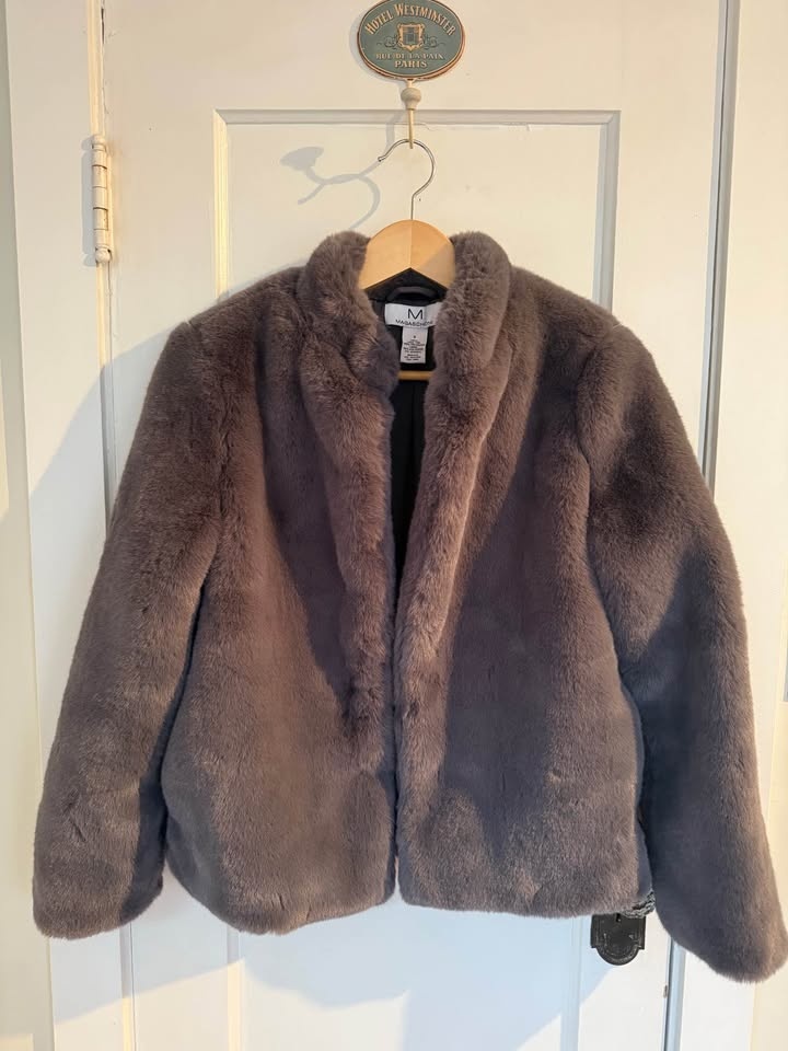 Brand new vegan fur jacket - photo 4