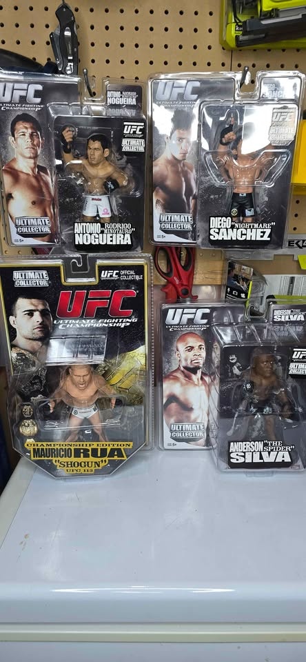 UFC Ultimate Collector Round 5 Limited Edition 12 Figures - photo 5