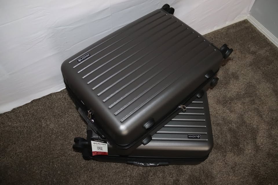 Checked suitcase with a built-in TSA-approved password lock and - photo 2
