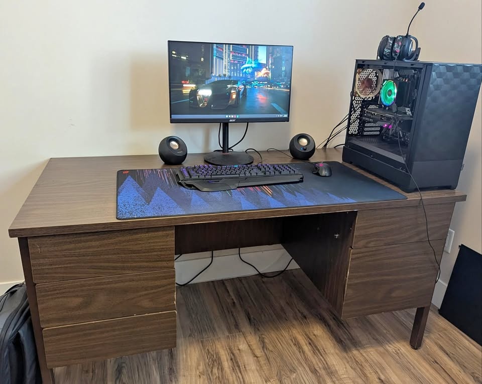 Free Desk 4′11.6′′ / 2′6′′ (1515 / 760mm)