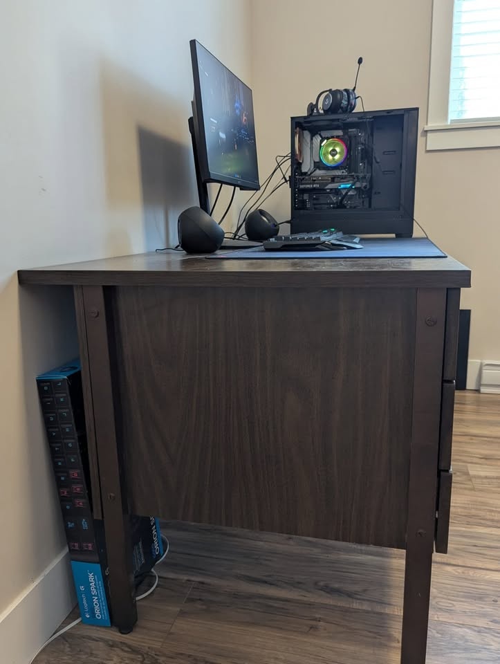 Free Desk 4′11.6′′ / 2′6′′ (1515 / 760mm) - photo 2