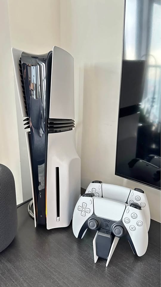 PS5 Pro + Disc Drive + 2 Controllers – Excellent Condition